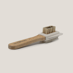 Suede brush in beech wood with brass bristles and natural rubber cap